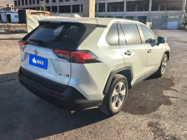 Toyota RAV4 — Фото автомобиля 3