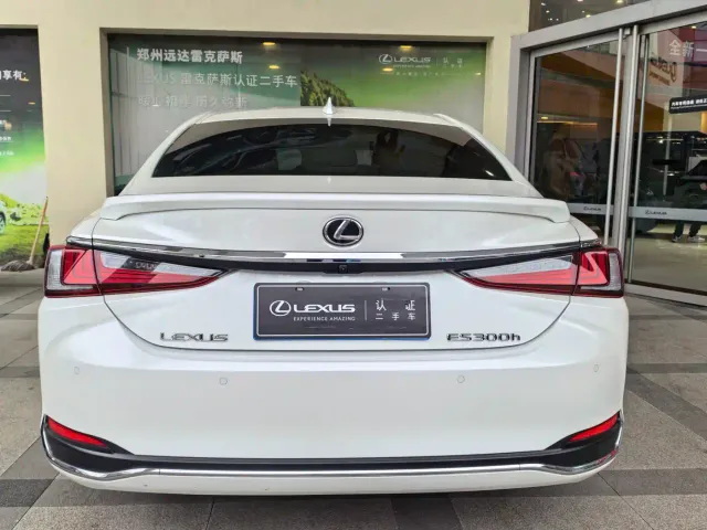 Lexus ES — Фото автомобиля 3