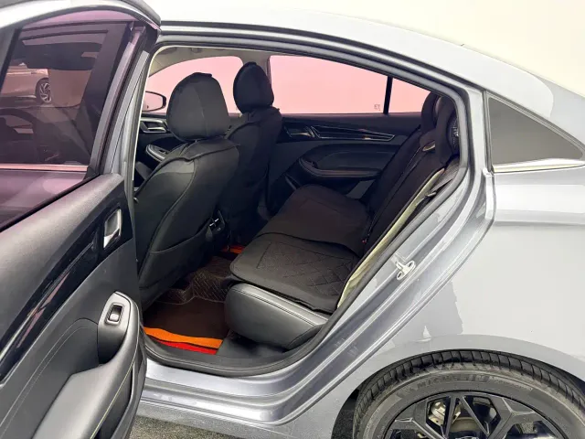 Roewe i5 — Фото автомобиля 10