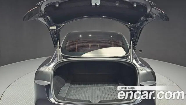 Tesla Model 3 — Фото автомобиля 20