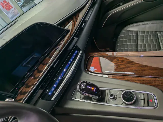 Cadillac Escalade — Фото автомобиля 15