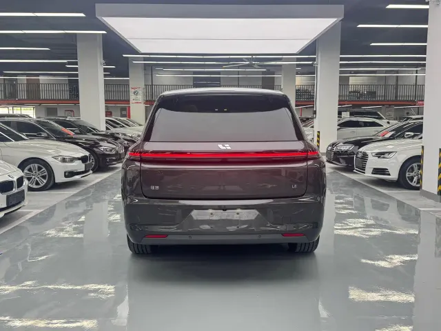 Li Auto L8 — Фото автомобиля 16
