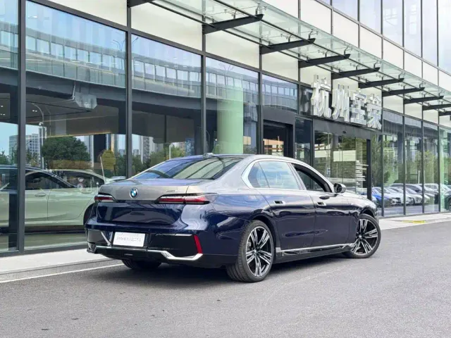 BMW i7 — Фото автомобиля 6