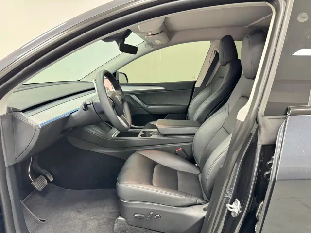 Tesla Model Y — Фото автомобиля 13