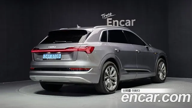 Audi e-tron — Фото автомобиля 2