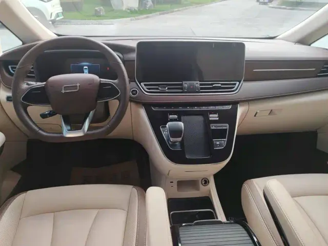 Bestune Besturn M9 — Фото автомобиля 12