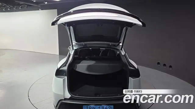Tesla Model Y — Фото автомобиля 19