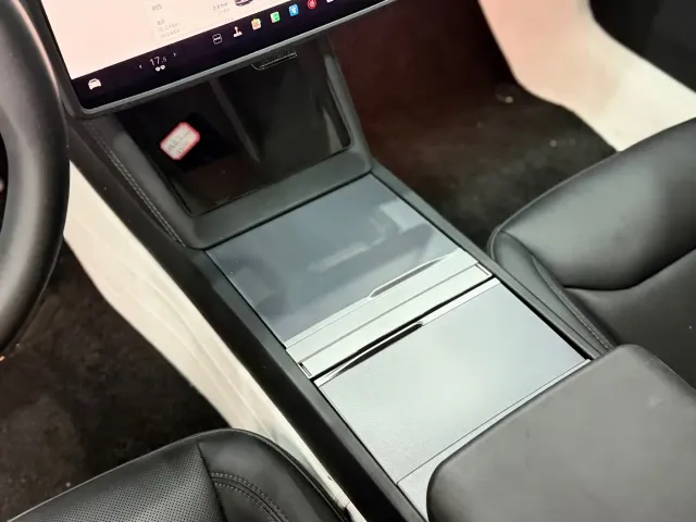 Tesla Model 3 — Фото автомобиля 15