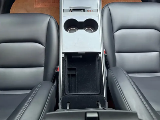 Tesla Model Y — Фото автомобиля 13