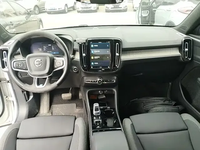 Volvo XC40 — Фото автомобиля 9