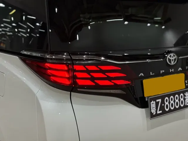 Toyota Alphard — Фото автомобиля 24