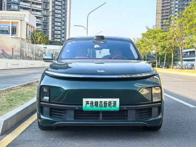 Li Auto L8 — Фото автомобиля 2