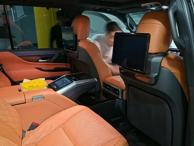 Lexus Lexus LX 2025 700h VIP World Edition — Фото автомобиля 5