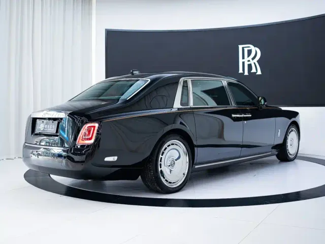 Rolls-Royce Phantom — Фото автомобиля 4