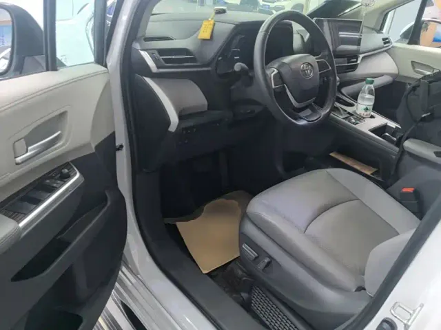 Toyota Sienna — Фото автомобиля 11