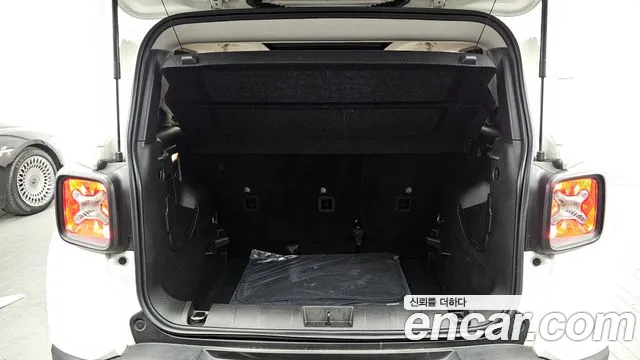Jeep Renegade — Фото автомобиля 20