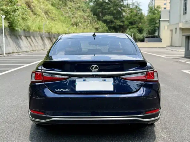 Lexus ES — Фото автомобиля 8