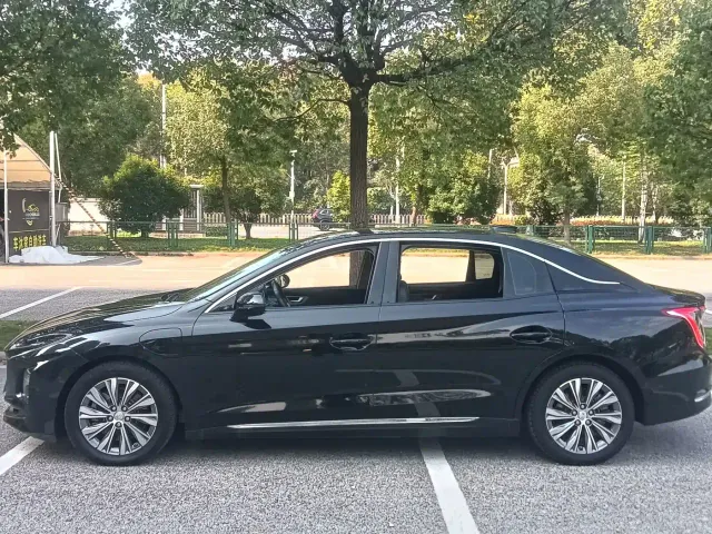 Hongqi E-QM5 — Фото автомобиля 5