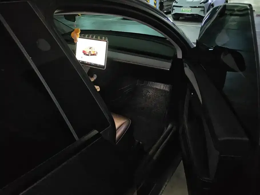 Tesla Model Y 2024 Rear-Wheel Drive Version — Фото автомобиля 8