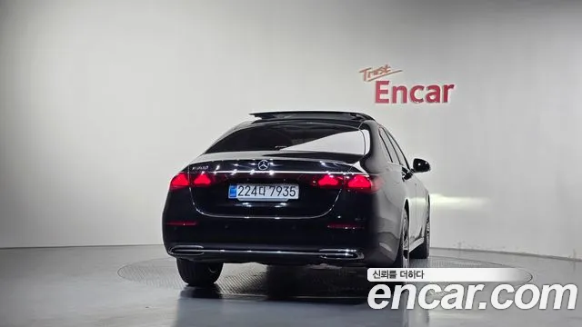Mercedes-Benz E-Class — Фото автомобиля 4