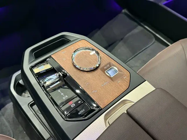 BMW iX — Фото автомобиля 14