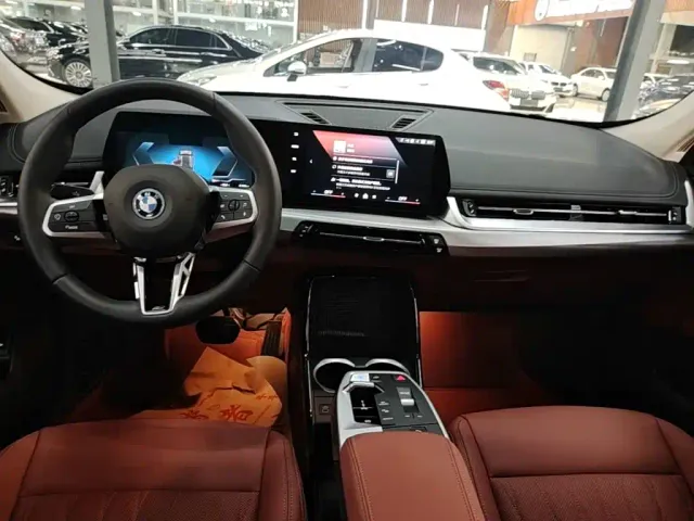 BMW iX1 — Фото автомобиля 12