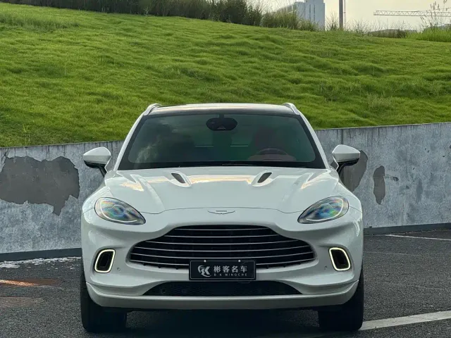 Aston Martin DBX — Фото автомобиля 2