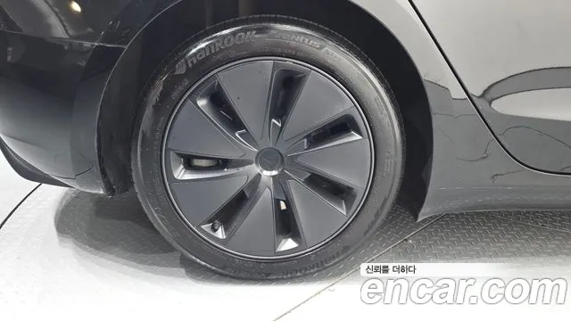 Tesla Model 3 — Фото автомобиля 6
