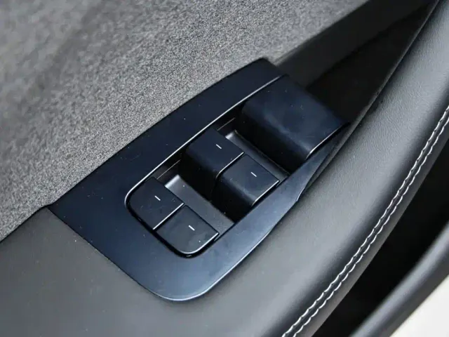 Tesla Model 3 — Фото автомобиля 23
