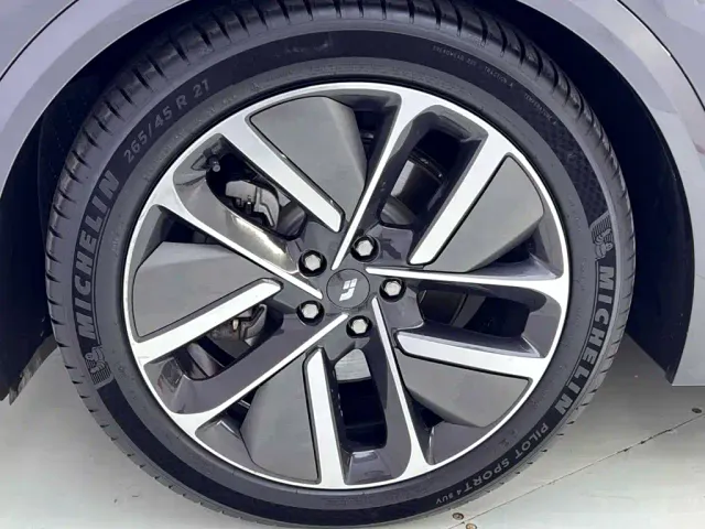 Li Auto L9 — Фото автомобиля 11