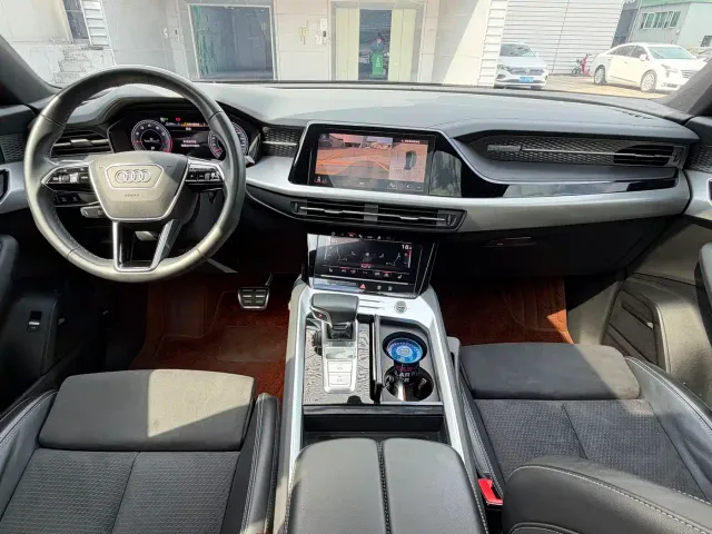 Audi Q6 — Фото автомобиля 10