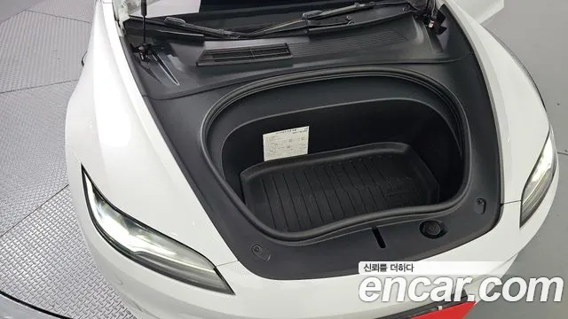 Tesla Model 3 — Фото автомобиля 9
