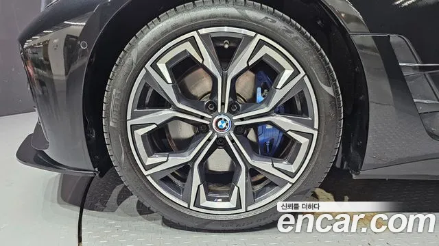 BMW i4 — Фото автомобиля 5