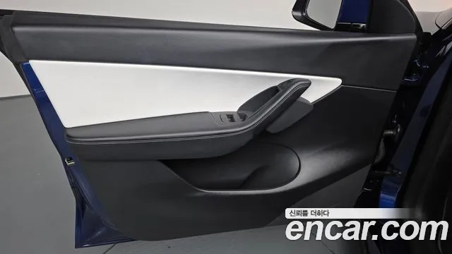 Tesla Model Y — Фото автомобиля 23