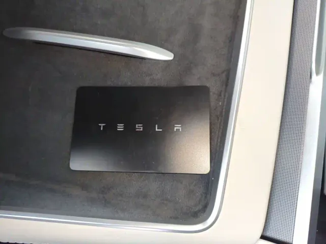 Tesla Model Y L — Фото автомобиля 8
