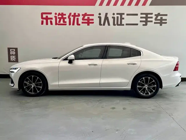 Volvo S60 — Фото автомобиля 3