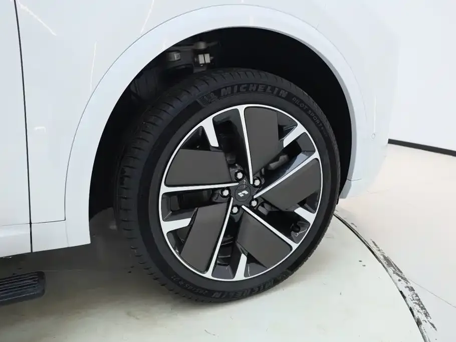 Li Auto Li Xiang L9 2025 Ultra Smart Renewal Edition — Фото автомобиля 17