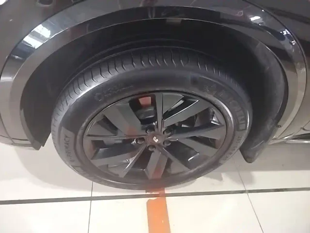 Li Auto L8 — Фото автомобиля 22