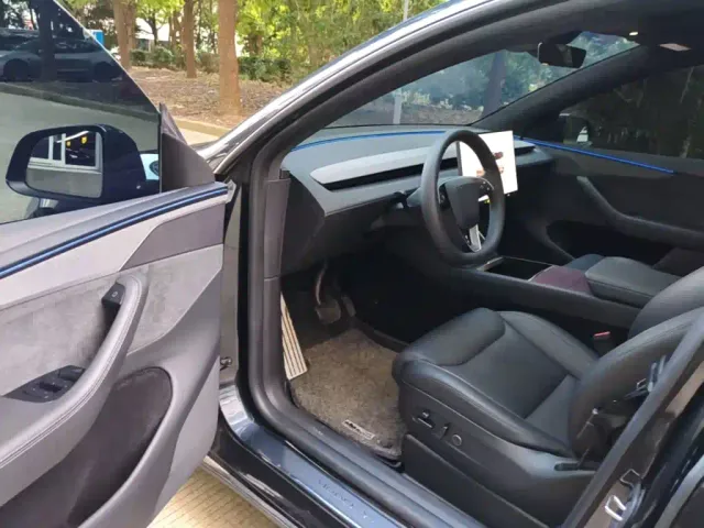 Tesla Model Y L — Фото автомобиля 15