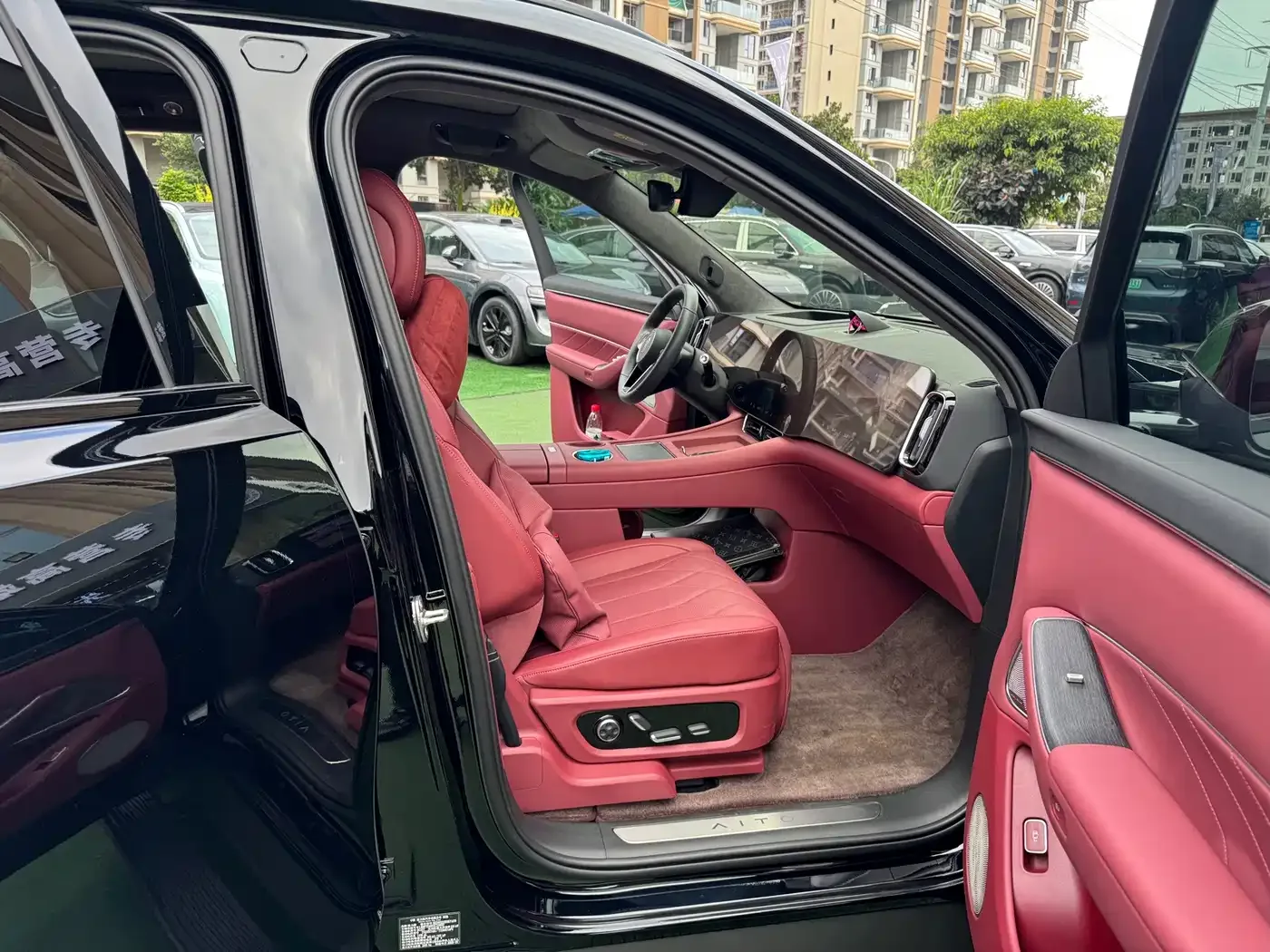 AITO Wenjie AITO M8 2025 Extended Range Ultra 53.4kWh 6-Seater — Фото автомобиля 15