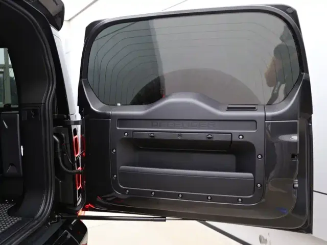 Land Rover Defender — Фото автомобиля 30