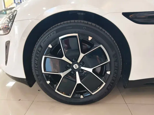 Xiaomi SU7 — Фото автомобиля 23