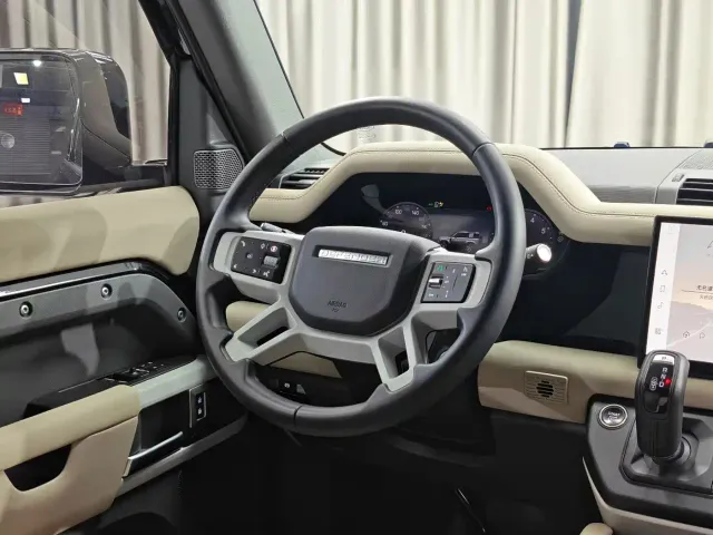 Land Rover Defender — Фото автомобиля 9