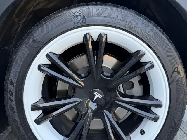 Tesla Model Y — Фото автомобиля 25