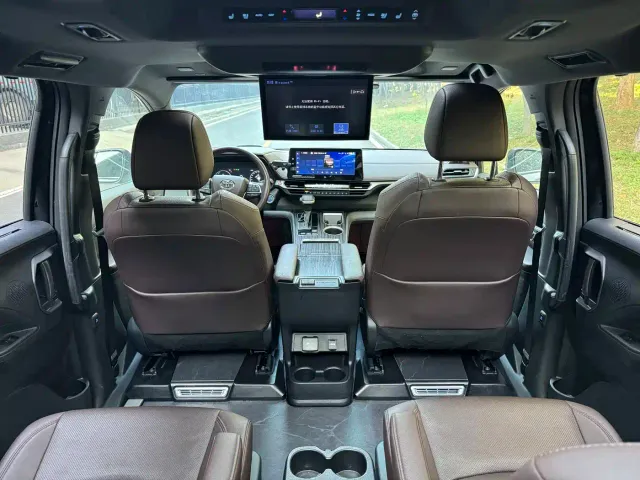 Toyota Sienna — Фото автомобиля 10