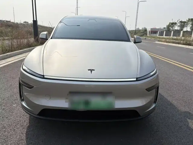 Tesla Model Y L — Фото автомобиля 4