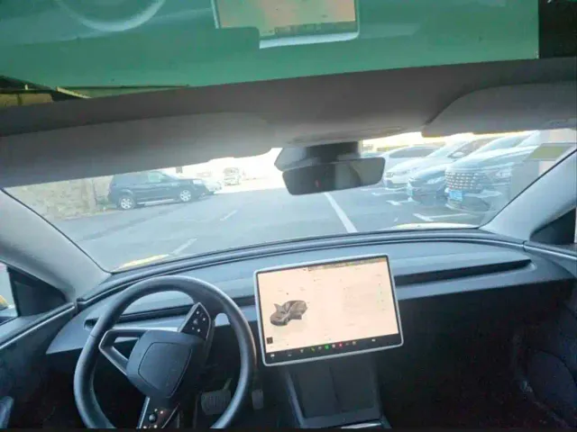 Tesla Model 3 — Фото автомобиля 5