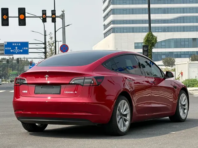 Tesla Model 3 — Фото автомобиля 5