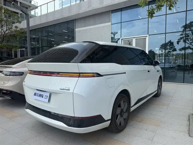 Xpeng X9 — Фото автомобиля 7