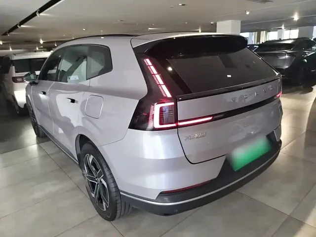 Volvo XC70 Plug-in Hybrid — Фото автомобиля 4